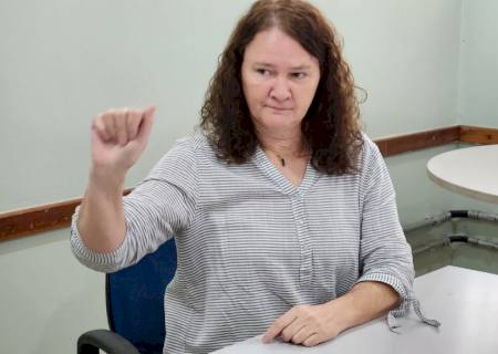 No Dia Internacional da Mulher, professora surda de MS dá aula de superação
